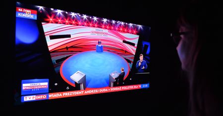 Debata prezydencka w Końskich. Andrzej Duda czytał z promptera? Jest odpowiedź TVP