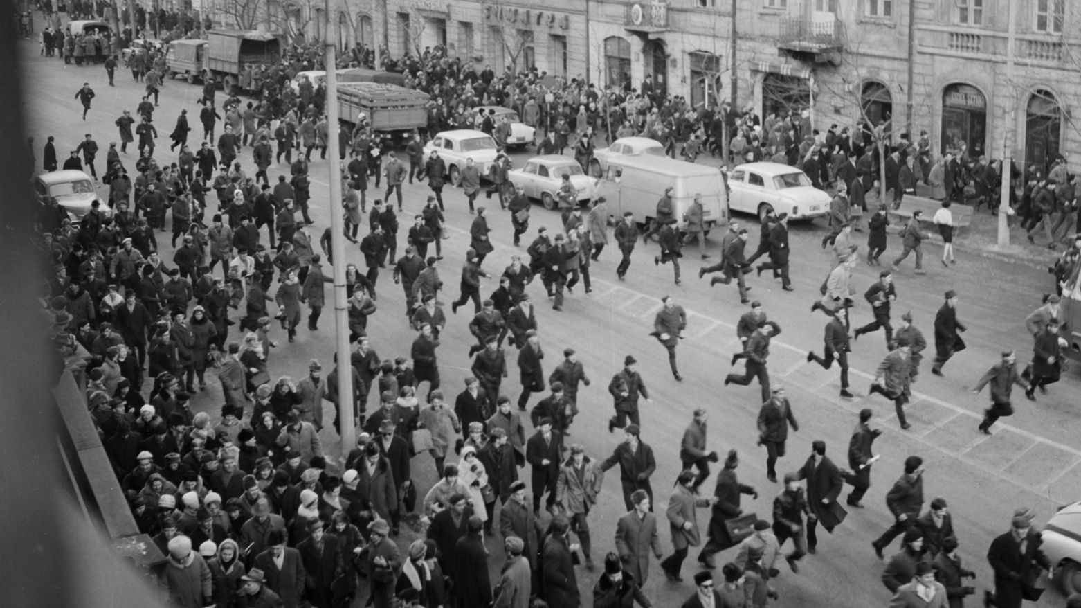 8 marca 1968 r. na dziedzińcu Uniwersytetu Warszawskiego odbył się protestacyjny wiec, na którym zebrało się kilka tysięcy studentów. Po wiecu na teren uniwersytetu wdarła się milicja i tzw. aktyw robotniczy