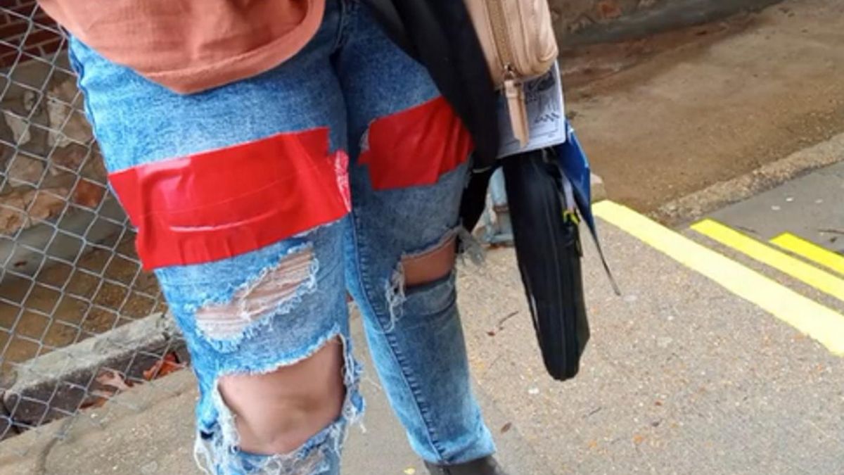 Córka wróciła ze szkoły w spodniach oklejonych taśmą. Powodem były rozcięcia w jej jeansach