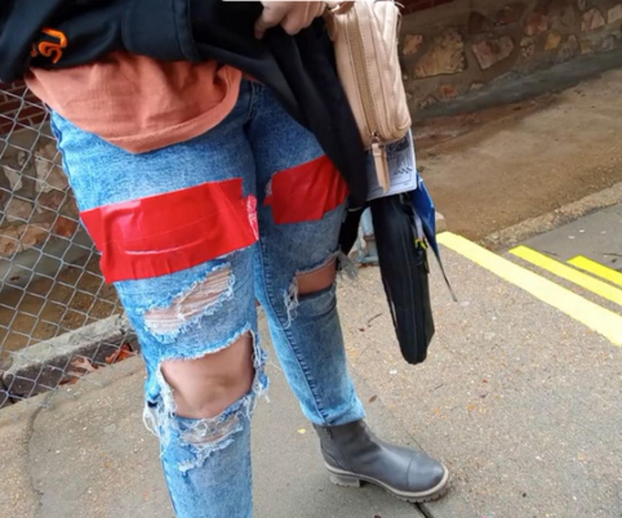 Przez spodnie z dziurami najadła się wstydu. Tak potraktowano ją w szkole