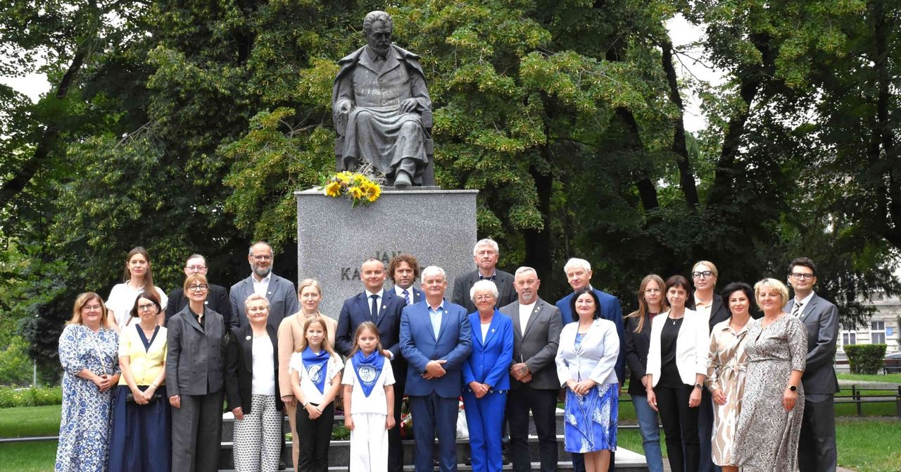 Inowrocław: 99. rocznica śmierci Jana Kasprowicza. Delegacje złożyły kwiaty pod pomnikiem piewcy Kujaw