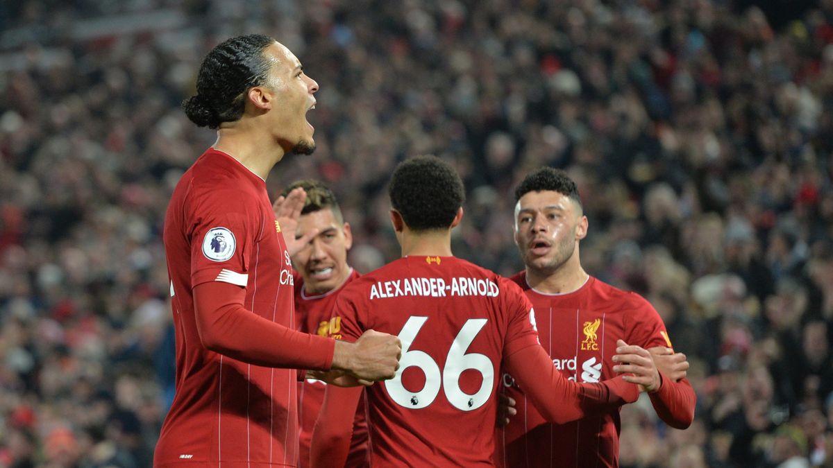 piłkarze Liverpoolu cieszą się z bramki