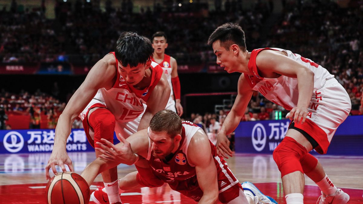 PAP/EPA / Na zdjęciu: Michał Sokołowski (w czerwonej koszulce) w walce o piłkę