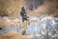 Straż Graniczna raportuje: trwa montaż stalowych słupów na granicy polsko-białoruskiej