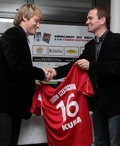Krzysztof Kołaczyk wręcza ambasadorowi Jakubowi Błaszczykowskiemu koszulkę Rakowa, 21 maja 2010 roku/fot. Raków Częstochowa