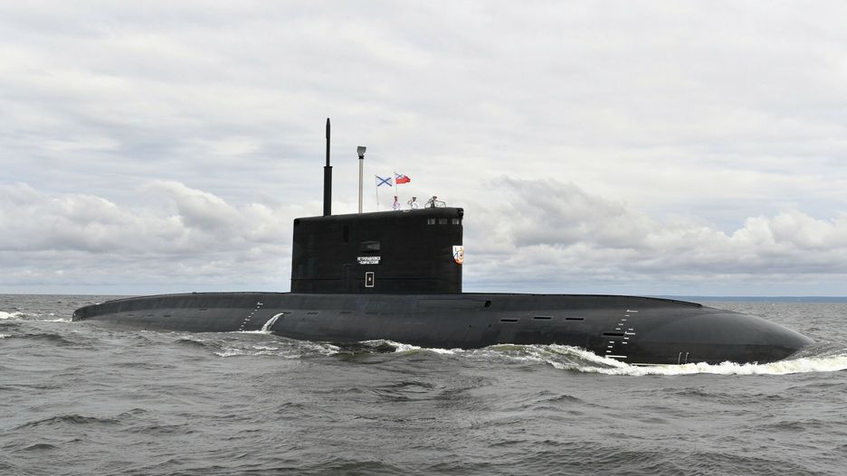 ?wi?to Marynarki Wojennej w Rosji6605955 25.07.2021 The Petropavlovsk-Kamchatsky, a Project 636.3 Varshavyanka class diesel-electric submarine, is pictured ahead of a main military parade on Russian Navy Day, in St. Petersburg, Russia. Aleksey Nikolskyi / SputnikAleksey Nikolskyi