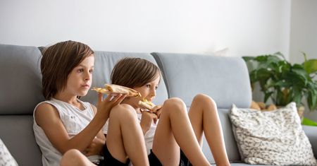 Rodzice robią tak cały czas. Lekarz ostrzega przed konsekwencjami