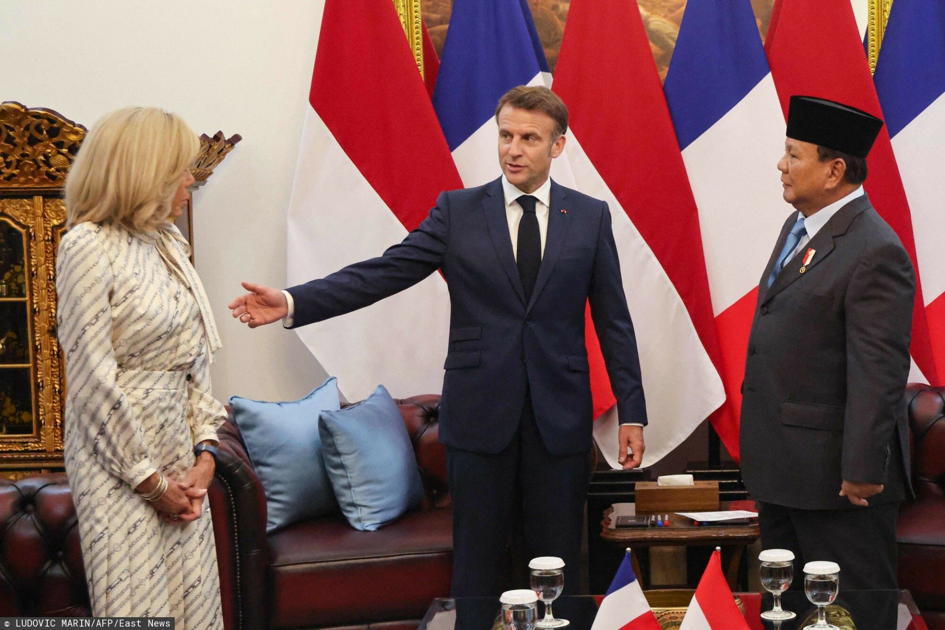 Emmanuel i Brigitte Macronowie w Dżakarcie