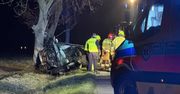 Snowidza: Audi roztrzaskało się na drzewie. Kierowca w ciężkim stanie trafił do szpitala