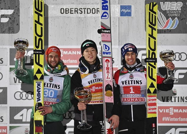Podium konkursu 67. TCS w Oberstdorfie. Od lewej drugi Niemiec Markus Eisenbichler, triumfator Ryoyu Kobayashi i trzeci Austriak Stefan Kraft. Fot. PAP/EPA/LUKAS BARTH-TUTTAS