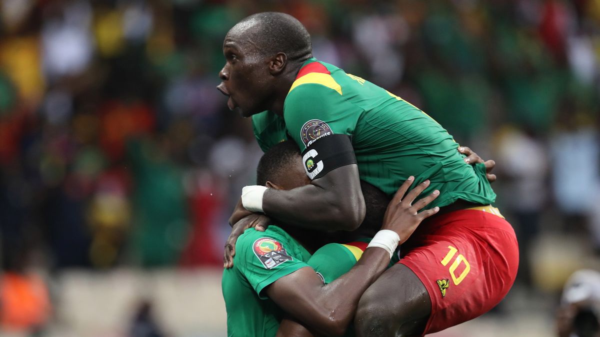 piłkarze reprezentacji Kamerunu cieszą się z gola