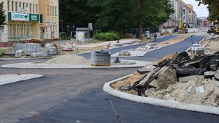 Koszalin: Trwa przebudowa ulicy Zwycięstwa. Już widać asfalt na kolejnym odcinku