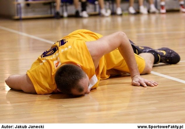 Wojciech Szawarski po ciężkiej kontuzji, wraca na koszykarskie parkiety