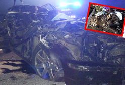 Uderzył w tył naczepy. Samochód roztrzaskany. Kierowca walczy o życie