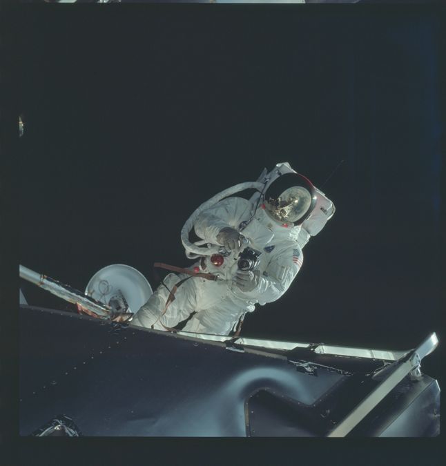 12 z aparatów zostało na Księżycu. Dla astronautów ważniejsze było zabranie próbek skał, więc byli zmuszeni zostawić część sprzętu, w tym fotograficzny. Tylko jeden aparat, którym robiono zdjęcia na Księżycu podczas misji Apollo 15, wrócił na Ziemię. Sprzedano go na aukcji za prawie milion dolarów.