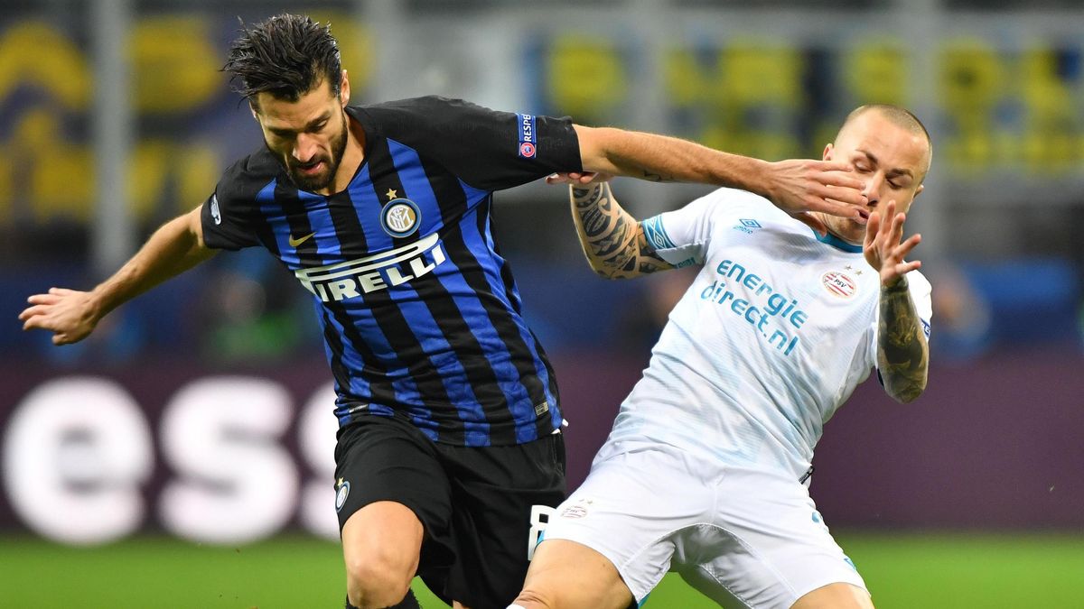 Antonio Candreva (z lewej) i Angelino Struggle (z prawej)