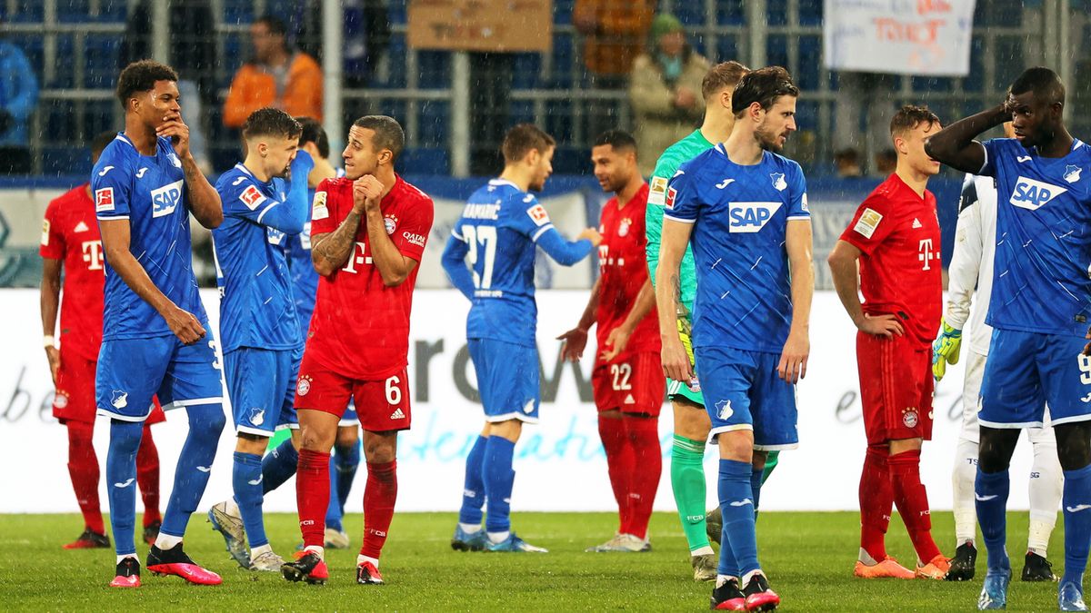 Zdjęcie okładkowe artykułu: PAP/EPA / ARMANDO BABANI  / Na zdjęciu: piłkarze Bayernu i Hoffenheim oczekują na wznowienie meczu