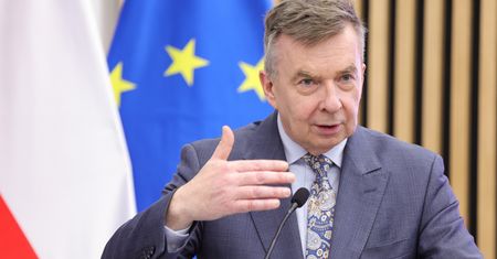 Absurdalne tłumaczenie ministra z pracy dla żony. Tak odpowiadał na żywo