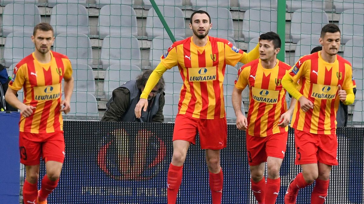 PAP / Piotr Polak /  Zawodnik Korony Kielce Nika Kaczarawa (w środku) cieszy się ze zdobytej bramki
