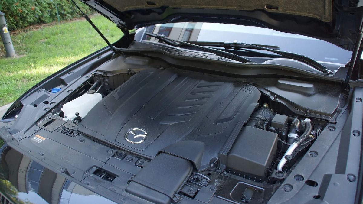 Diesel Mazdy ma "na złość wszystkim" aż 3,3 litra pojemności i sześć cylindrów. Żeby nikt się nie czepiał ma też system SCR. 