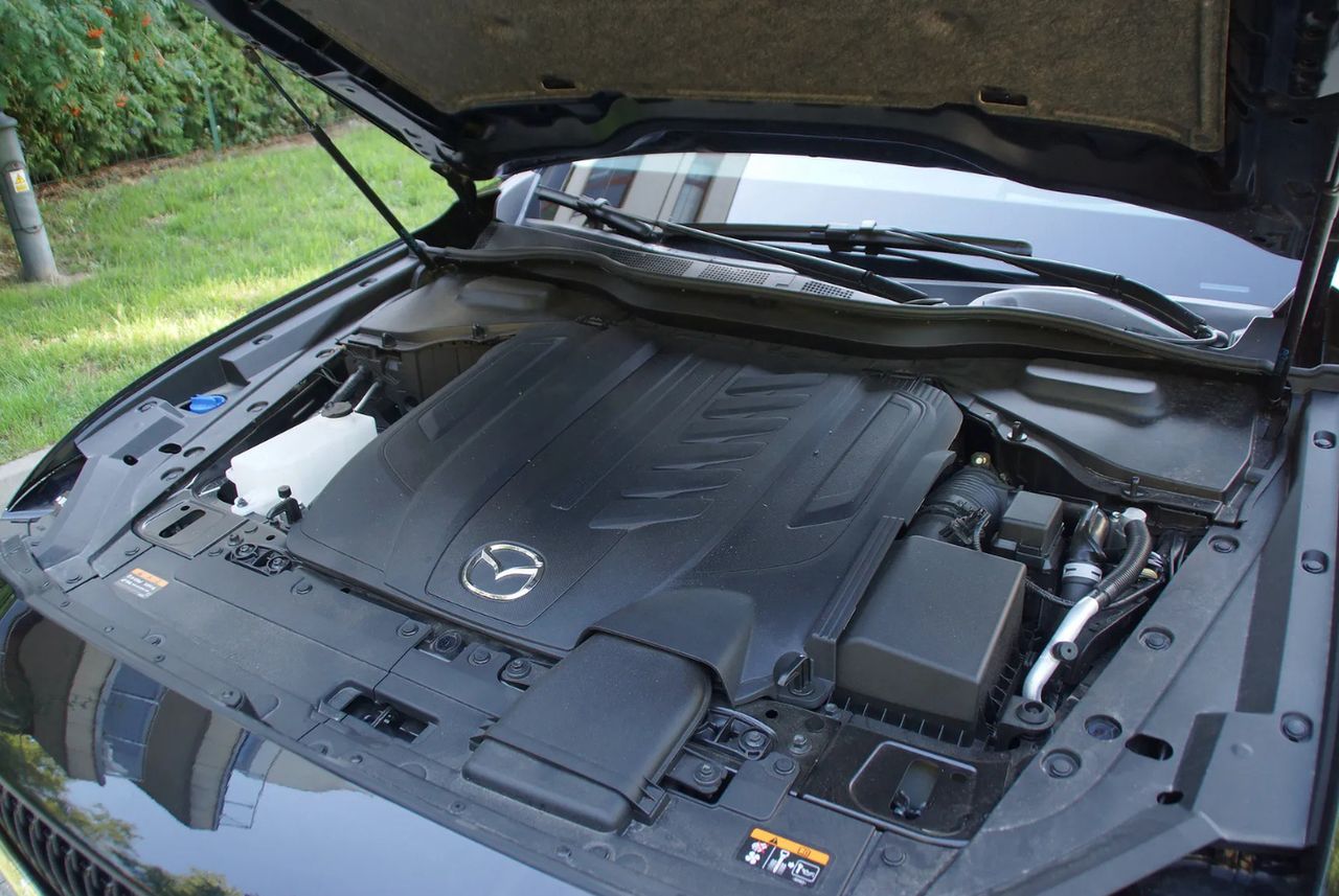 The diesel Mazda has, "in spite of everyone," a capacity of up to 3.3 liters and six cylinders. So no one complains, it also has an SCR system.