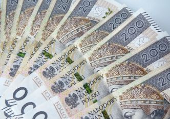 Złoty mozolnie odrabia straty. Wciąż nie wiadomo, czy wstanie dziś z kolan