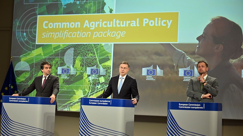 Unijni komisarze przedstawiają nowe wytyczne dla rolników z pańs