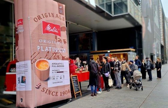 Nowa marka kawy w Polsce. Promuje się w mediach i na ulicach miast