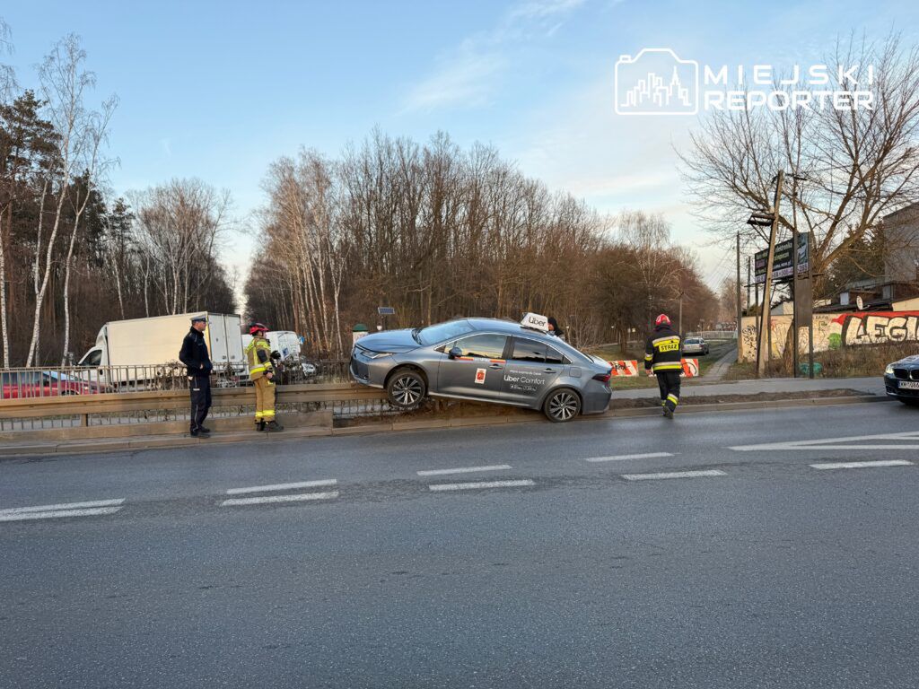 Kierowca Ubera wjechał na barierki i zawisł. Obcokrajowiec był bez uprawnień