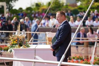 Minister na Jasnej Górze wychwala rząd. "Robi propagandę z ambony"