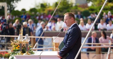 Minister na Jasnej Górze wychwala rząd. "Robi propagandę z ambony"