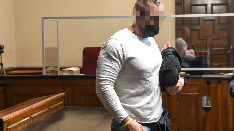 Nz. Maciej S. - jeden z oskarżonych byłych policjantów