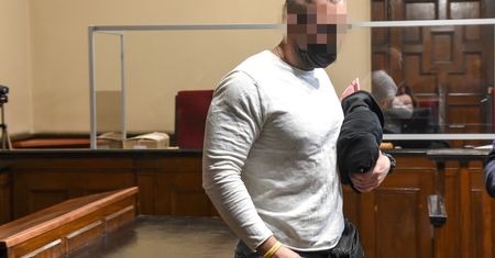 Zmuszali do picia alkoholu i proponowali seks. Byli policjanci stanęli przed sądem