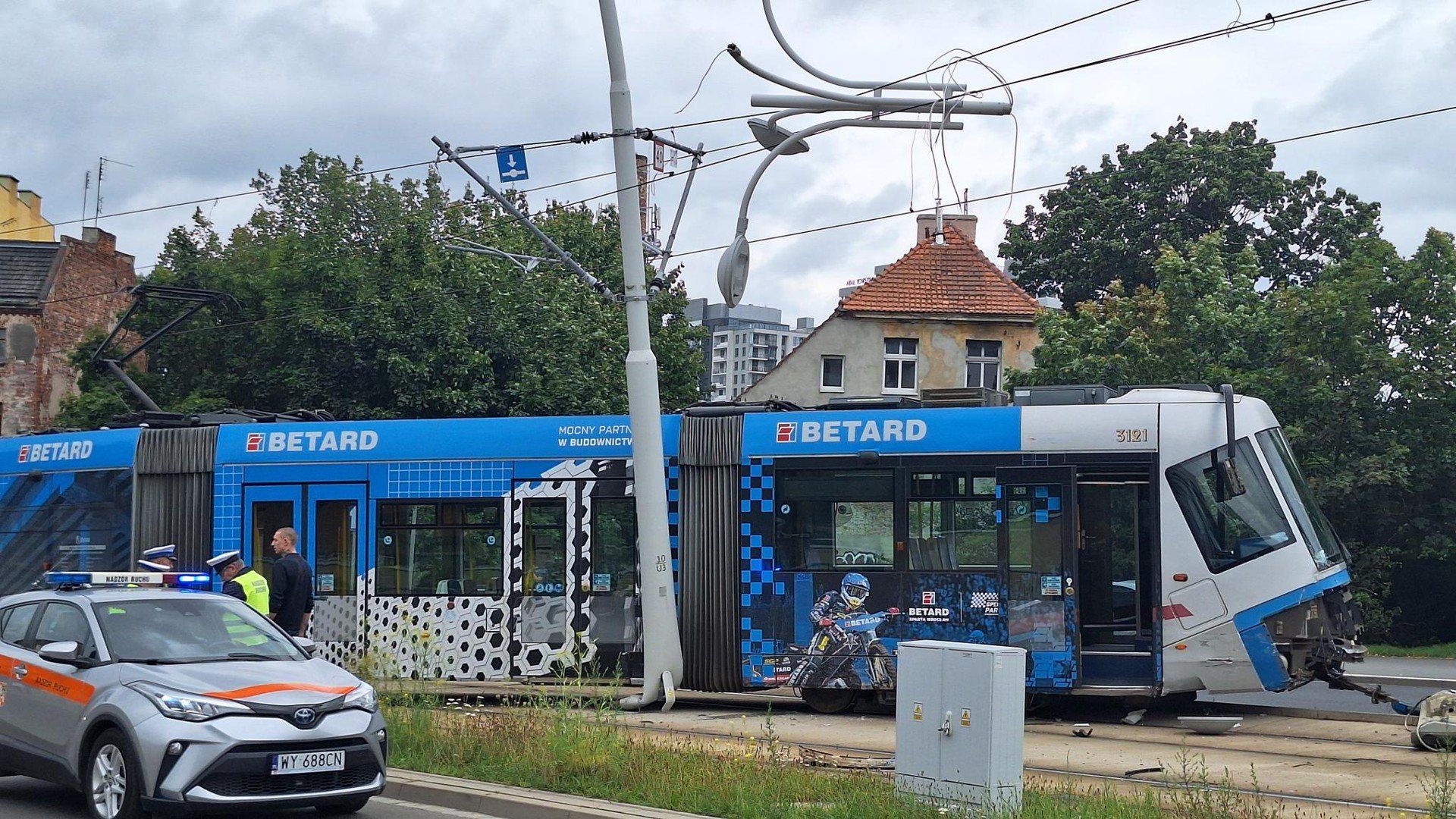 Wypadek tramwaju we Wrocławiu. Wóz MPK wypadł z szyn po zderzeniu z autem osobowym