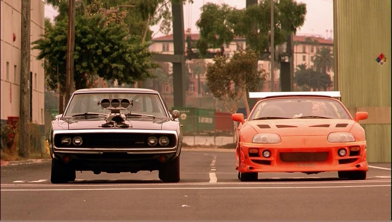 Dodge Charger i Toyota Supra