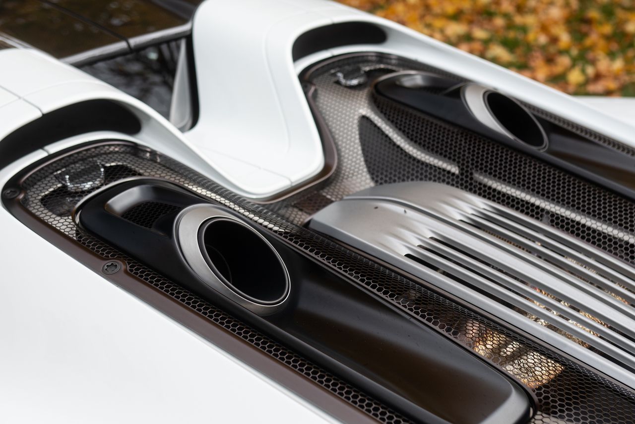 Porsche 918 Spyder vs Porsche 911 Carrera 4 GTS (2025)