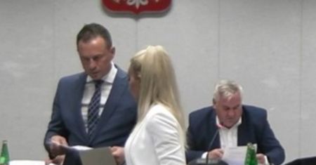 Wpadka szefa komisji. Nie wyłączył mikrofonu. "K***a, nikt się nie słucha"
