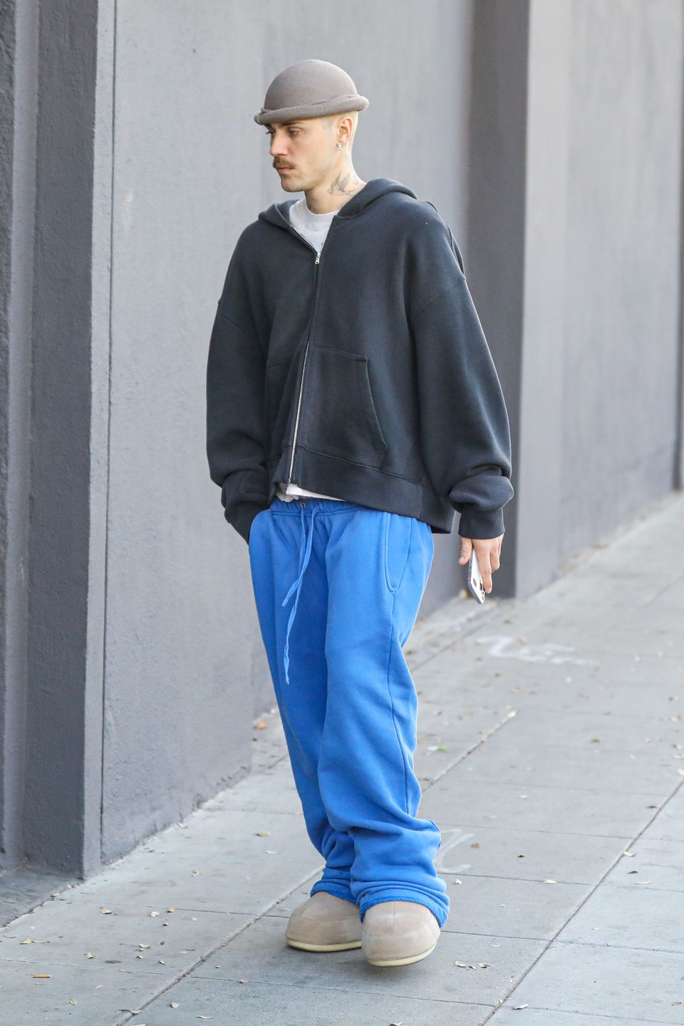 Osowiały Justin Bieber włóczy się samotnie po mieście