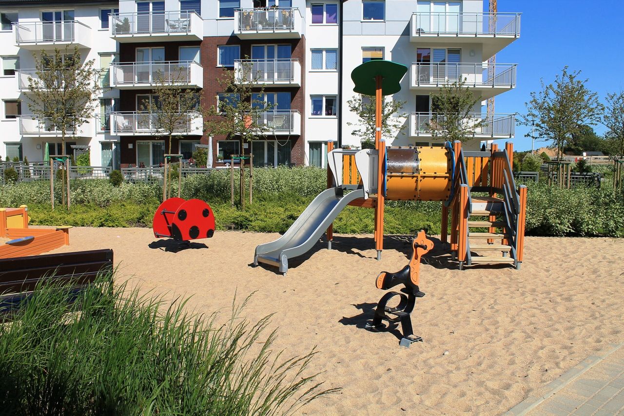 Prace porządkowe na placach zabaw i osiedlach – ryzyka i dobre praktyki