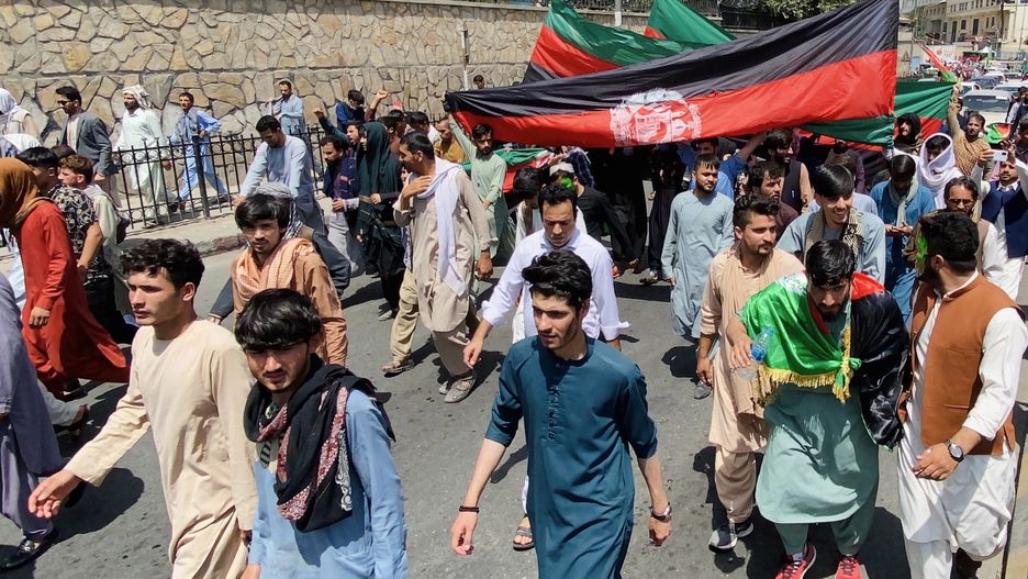 Independence Day in Afghanistanepa09420147 Afghans hold national flags as they celebrate the Independence Day in Kabul, Afghanistan, 19 August 2021. Afghanistan's celebrates the 102nd anniversary of its independence from British rule on 18 August.  EPA/STRINGER Dostawca: PAP/EPA.STRINGER