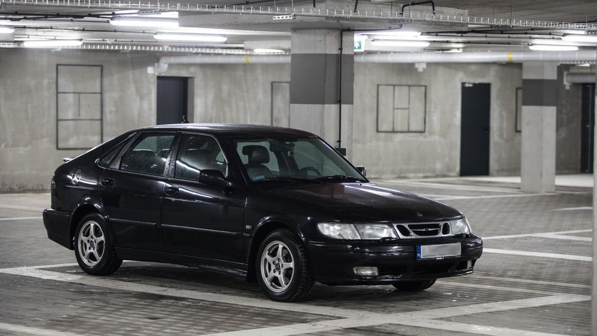 Saab 9-3 pierwszej generacji wygląda bardzo klasycznie.