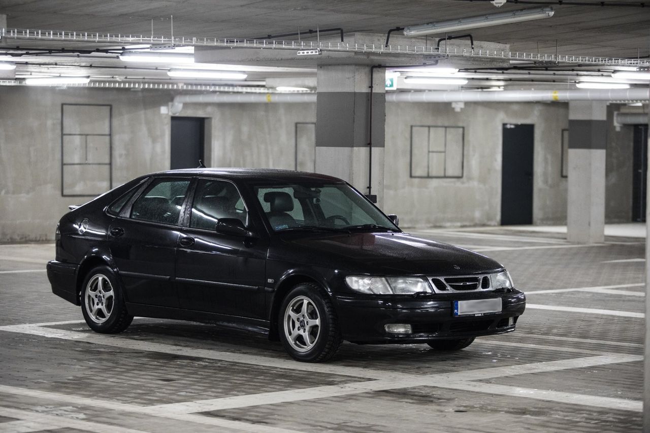 Saab 9-3 pierwszej generacji wygląda bardzo klasycznie.