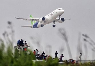 Chiński konkurent Boeinga i Airbusa odbył dziewiczy lot. Do obsługi ruchu pasażerskiego jeszcze daleko