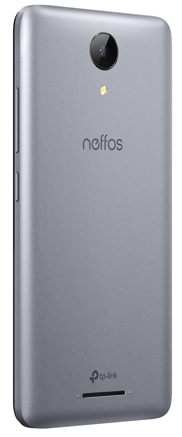 Neffos C7A: z tyłu obiektyw 8-megapikselowego aparatu i lampa doświetlająca.