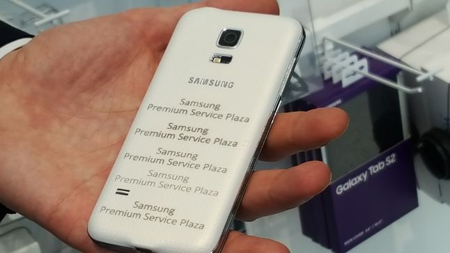 Galaxy S5 z wygrawerowanym laserowo napisem