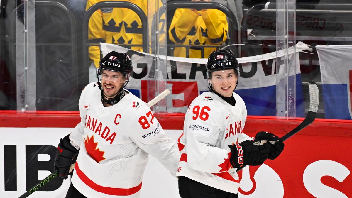 PAP/EPA / ANDERS WIKLUND / Na zdjęciu: Sidney Crosby (z lewej)