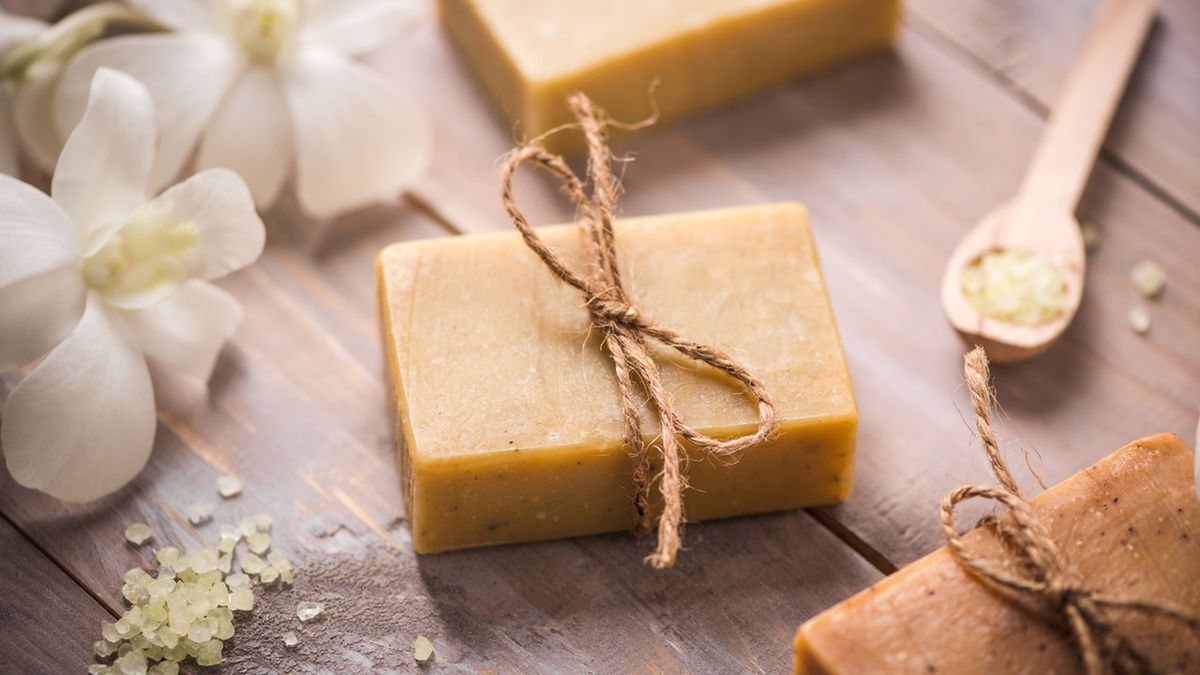 Szare mydło jest mydłem antybakteryjnym. Pomaga w przyspieszeniu procesu gojenia się ran, skaleczeń, obrzęków i wyprysków.