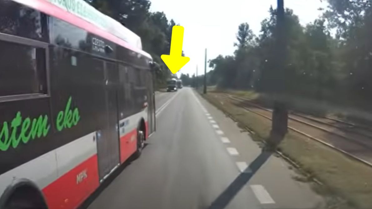 Na nagraniu widać, jak kierowca MPK jedzie na czołówkę