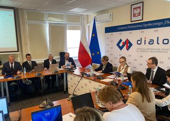 Pensje w ochronie zdrowia w górę od 1 lipca. Rząd i związki bez porozumienia