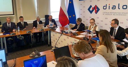 Pensje w ochronie zdrowia w górę od 1 lipca. Rząd i związki bez porozumienia